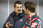Foto zur News: Günther Steiner und Romain Grosjean (Haas)