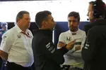 Foto zur News: Fernando Alonso (McLaren) und Zak Brown