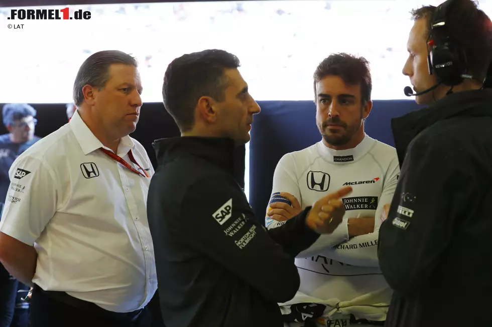 Foto zur News: Fernando Alonso (McLaren) und Zak Brown