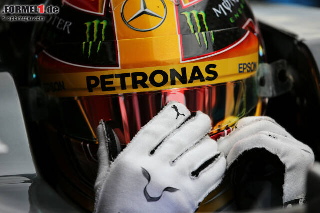 Foto zur News: Gelb wie die Sonne: Für Barcelona hat Lewis Hamilton seinen Helm gepimpt