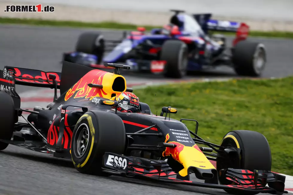 Max Verstappen im Red Bull war ebenfalls auf Longruns unterwegs und phasenweise schneller als der Finne. Große Unbekannte: die Spritmenge im Tank. Foto zur News: Max Verstappen im Red Bull war ebenfalls auf Longruns unterwegs und phasenweise schneller als der Finne. Große Unbekannte: die Spritmenge im Tank.
