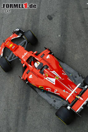 Foto zur News: Ferrari überraschte in Barcelona mit seltsamen Kanälen am Unterboden des neuen SF70H. Dienen sie zur Kühlung des Getriebes?