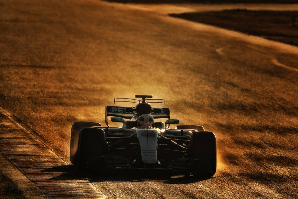 Foto zur News: Lewis Hamilton hatte mir der Zeitenjagd nicht viel zu tun. Er begnüte sich mit einer Rennsimulation mit vollgetanktem Auto.