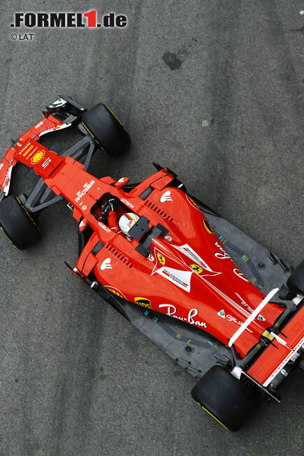 Foto zur News: Ferrari überraschte in Barcelona mit seltsamen Kanälen am Unterboden des neuen SF70H. Dienen sie zur Kühlung des Getriebes?