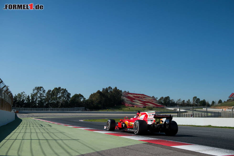 Foto zur News: Sebastian Vettel war bei den Formel-1-Tests in Barcelona am Mittwoch zwar nicht der schnellste Pilot, rückte Mercedes aber auf die Pelle.