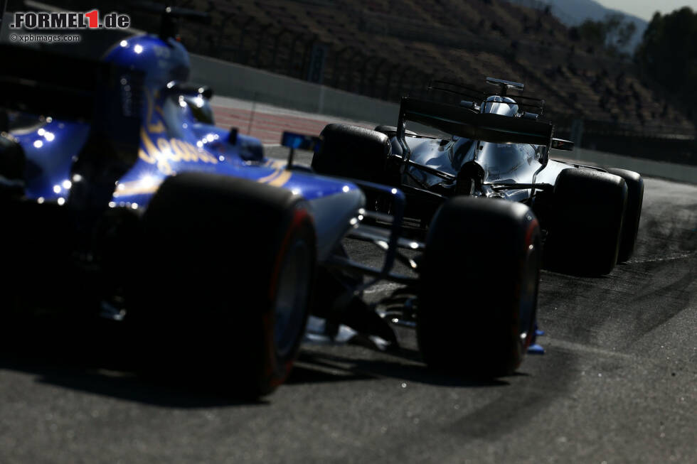 Foto zur News: Lewis Hamilton (Mercedes) und Marcus Ericsson (Sauber)