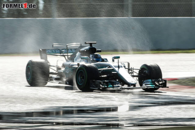 Foto zur News: Valtteri Bottas, der den schnellsten Umlauf der Woche drehte, testete am Donnerstag für Mercedes fast nur im Nassen. Entsprechend wenig aussagekräftig war sein achter Rang.