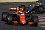 Foto zur News: Stoffel Vandoorne (McLaren) und Esteban Ocon (Force India)