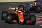 Foto zur News: Stoffel Vandoorne (McLaren) und Esteban Ocon (Force India)