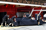 Foto zur News: Der Mercedes unter einem Tuch