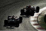 Foto zur News: Daniel Ricciardo (Red Bull) und Stoffel Vandoorne (McLaren)