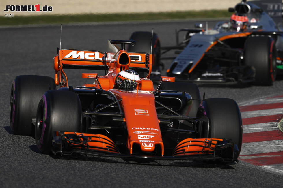 Foto zur News: Stoffel Vandoorne (McLaren) und Esteban Ocon (Force India)
