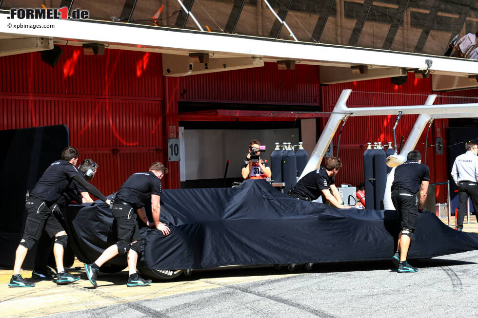 Foto zur News: Der Mercedes unter einem Tuch