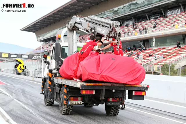 Foto zur News: ...sein SF70H war jedoch demoliert, weil er auch in die Reifenstapel eingeschlagen war. Ferrari musste vorzeitig Feierabend machen.