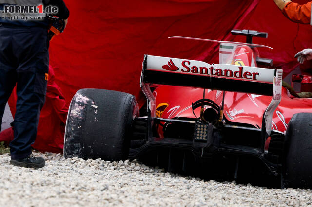 Foto zur News: Pechvogel des Tages oder einfach der Depp des Tages: Ferrari-Star Kimi Räikkönen versenkte sein Auto nach einem Highspeed-Dreher in Kurve 3 im Kiesbett.