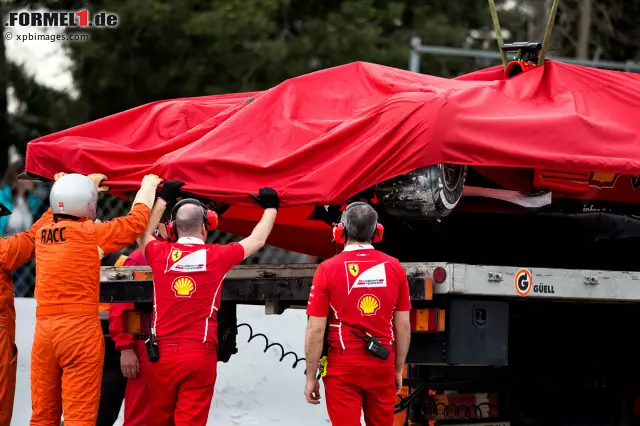 Foto zur News: Kimi Räikkönens Ferrari kam am Nachmittag nicht ohne fremde Hilfe zurück an die Box. Zuvor hatte der Finne beeindruckt, wie wir in unserer Fotostrecke mit den besten Bildern des Tages zeigen...