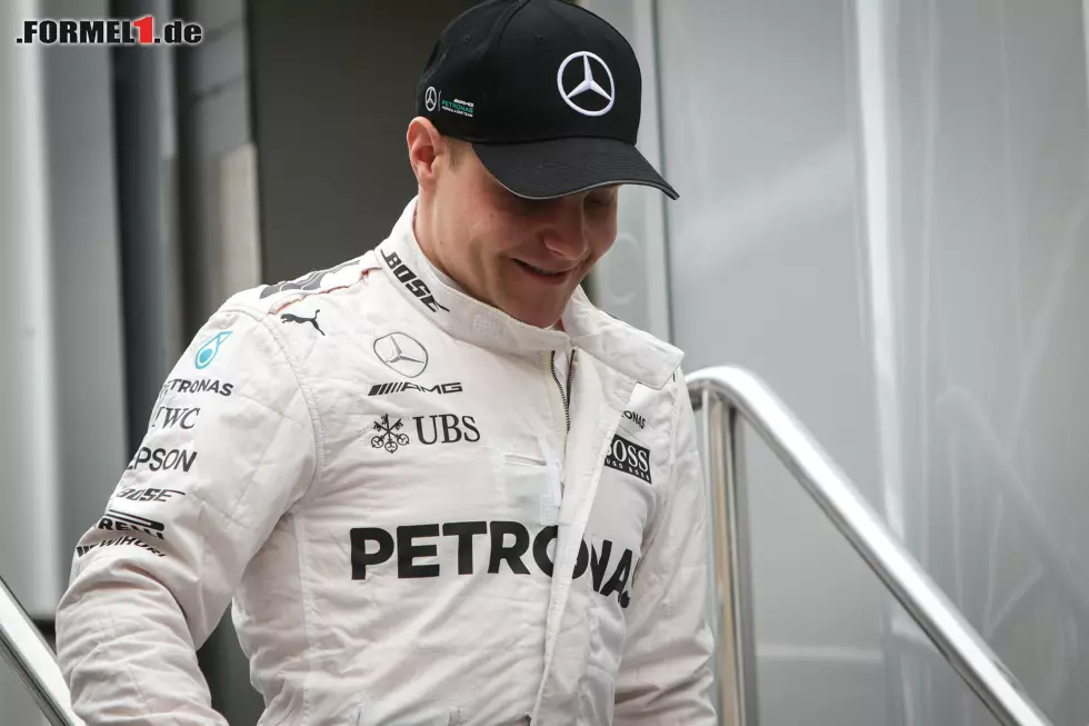 Sein Teamkollege Valtteri Bottas beschränkte sich am Nachmittag auf Longruns, sollte sich aber Gedanken machen. Es ist davon die Rede, er sei in Qualifying-Simulationen zwei Zehntelsekunden langsamer. Foto zur News: Sein Teamkollege Valtteri Bottas beschränkte sich am Nachmittag auf Longruns, sollte sich aber Gedanken machen. Es ist davon die Rede, er sei in Qualifying-Simulationen zwei Zehntelsekunden langsamer.