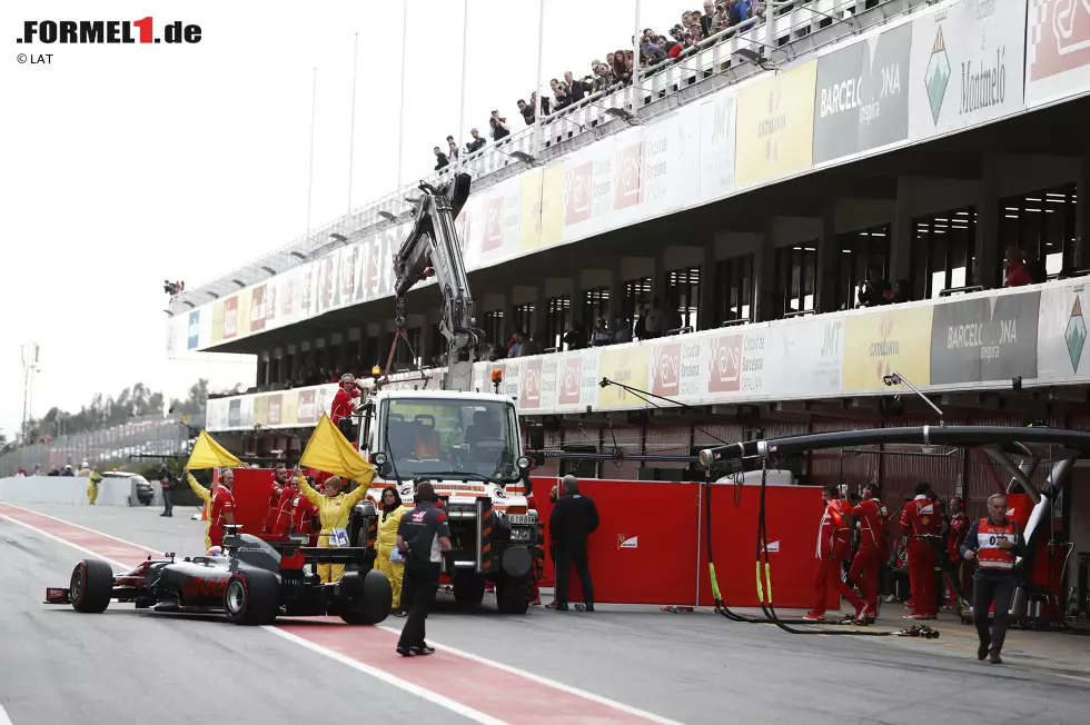 Foto zur News: Kimi Räikkönen (Ferrari) und Romain Grosjean (Haas)