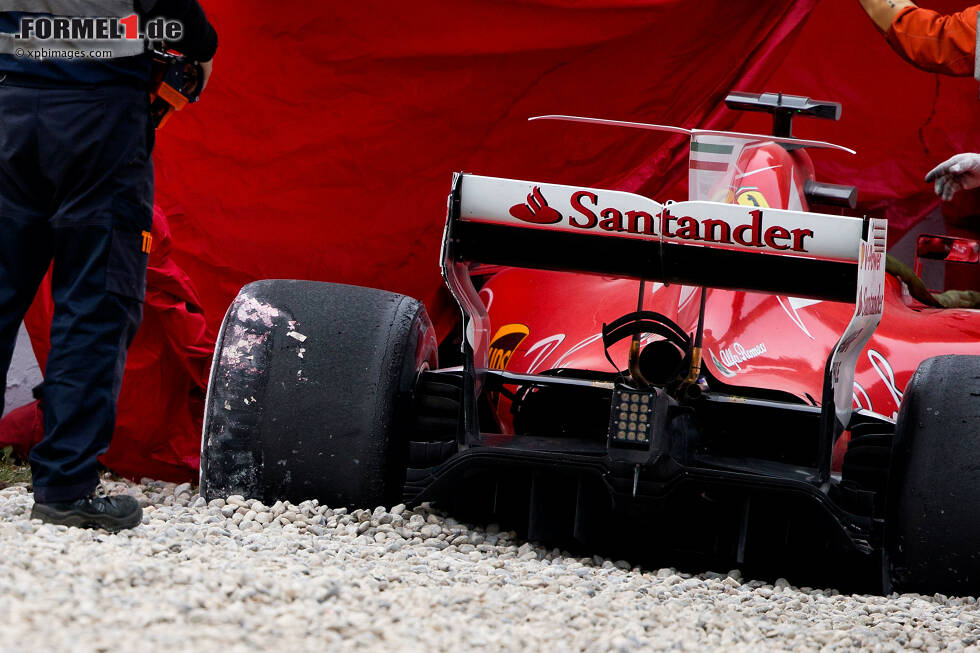 Foto zur News: Pechvogel des Tages oder einfach der Depp des Tages: Ferrari-Star Kimi Räikkönen versenkte sein Auto nach einem Highspeed-Dreher in Kurve 3 im Kiesbett.