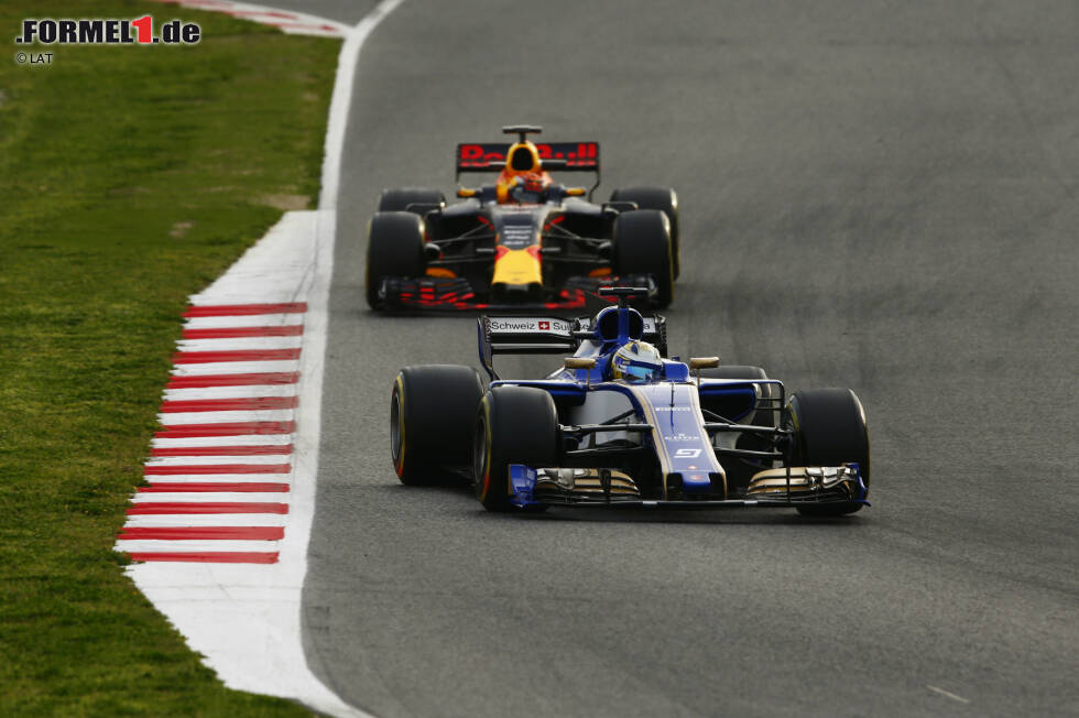 Foto zur News: Marcus Ericsson (Sauber) und Max Verstappen (Red Bull)
