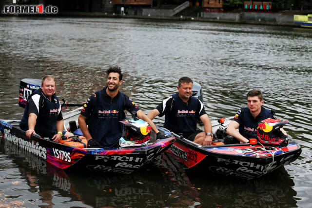 Foto zur News: Auf Speedbooten rasten die beiden Red-Bull-Piloten um die Wette.