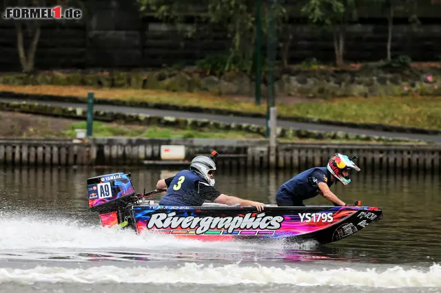 Foto zur News: Für Daniel Ricciardo galt am Mittwoch in Melbourne: Gut festhalten! Der Australier lieferte sich ein Duell der besonderen Art mit Teamkollege Max Verstappen.