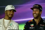 Foto zur News: Lewis Hamilton (Mercedes) und Daniel Ricciardo (Red Bull)