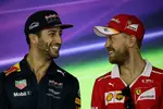 Foto zur News: Daniel Ricciardo (Red Bull) und Sebastian Vettel (Ferrari)