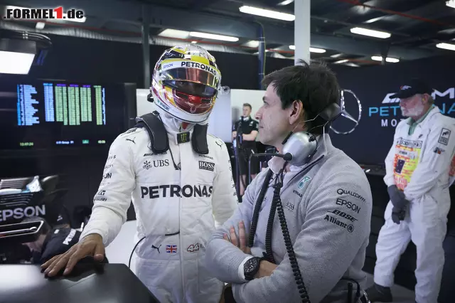 Foto zur News: Von Schuldzuweisungen nach dem Hamilton-Problem hält Toto Wolff nichts. Jetzt noch einmal durch die Highlights des Grand Prix von Aserbaidschan klicken!