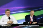 Foto zur News: Ross Brawn und Sean Bratches (Liberty Media)