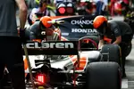 Foto zur News: Stoffel Vandoorne (McLaren) und Fernando Alonso (McLaren)