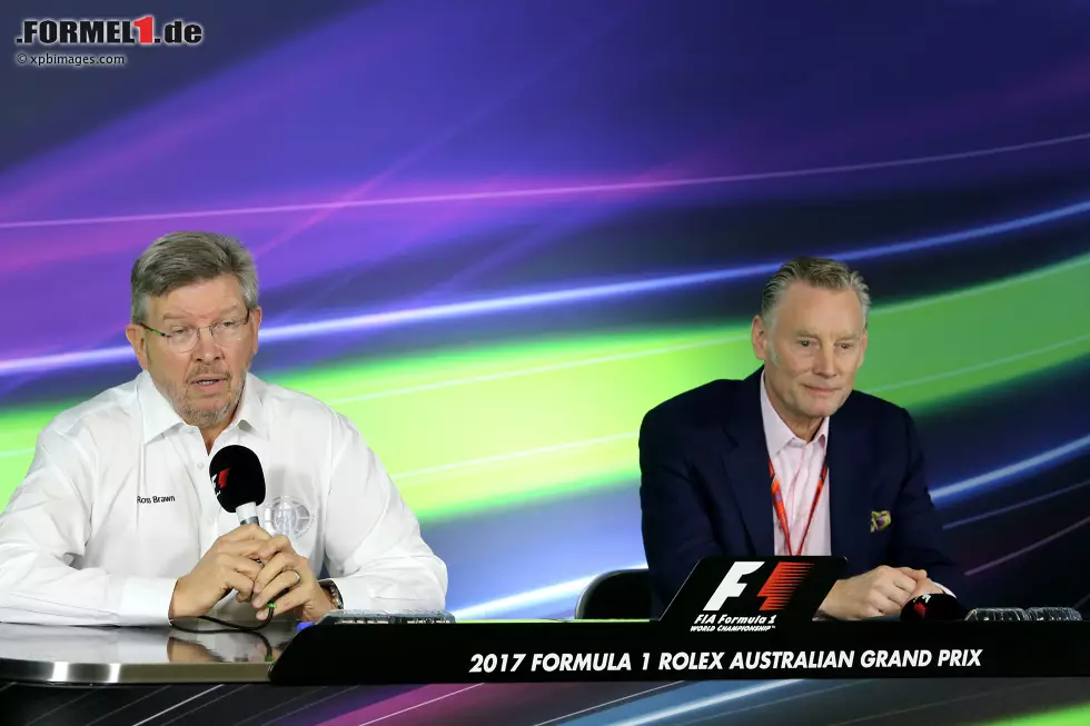 Foto zur News: Ross Brawn und Sean Bratches (Liberty Media)