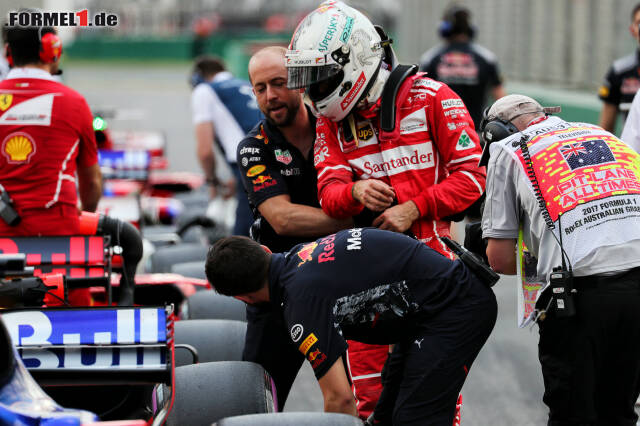 Foto zur News: Freundschaftliche Umarmung oder Wegdrängen? Egal - Sebastian Vettel interessiert sich nach dem Qualifying in Melbourne sowieso mehr für den Red-Bull-Boliden als für den Mechaniker. Keine Berührungsängste zeigt er kurz darauf...