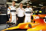 Foto zur News: Stoffel Vandoorne (McLaren), Fernando Alonso (McLaren) und Zak Brown