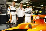 Foto zur News: Stoffel Vandoorne (McLaren), Fernando Alonso (McLaren) und Zak Brown