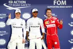 Foto zur News: Valtteri Bottas (Mercedes), Lewis Hamilton (Mercedes) und Sebastian Vettel (Ferrari)