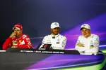 Foto zur News: Sebastian Vettel (Ferrari), Lewis Hamilton (Mercedes) und Valtteri Bottas (Mercedes)