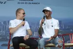 Foto zur News: Valtteri Bottas (Mercedes) und Lewis Hamilton (Mercedes)