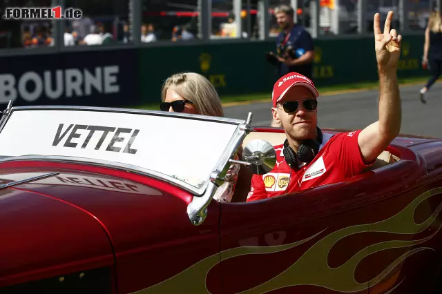 Vorsehung? Vettel zeigt schon bei der Fahrerparade das Victory-Zeichen. Nach Platz zwei im Qualifying sagt er: "Vielleicht öffnet sich ja ein kleines Türchen... dann fahren wir rein." Foto zur News: Vorsehung? Vettel zeigt schon bei der Fahrerparade das Victory-Zeichen. Nach Platz zwei im Qualifying sagt er: "Vielleicht öffnet sich ja ein kleines Türchen... dann fahren wir rein."