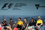 Foto zur News: Jolyon Palmer (Renault) und Nico Hülkenberg (Renault)