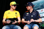 Foto zur News: Nico Hülkenberg (Renault) und Max Verstappen (Red Bull)