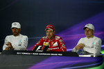 Foto zur News: Lewis Hamilton (Mercedes), Sebastian Vettel (Ferrari) und Valtteri Bottas (Mercedes)