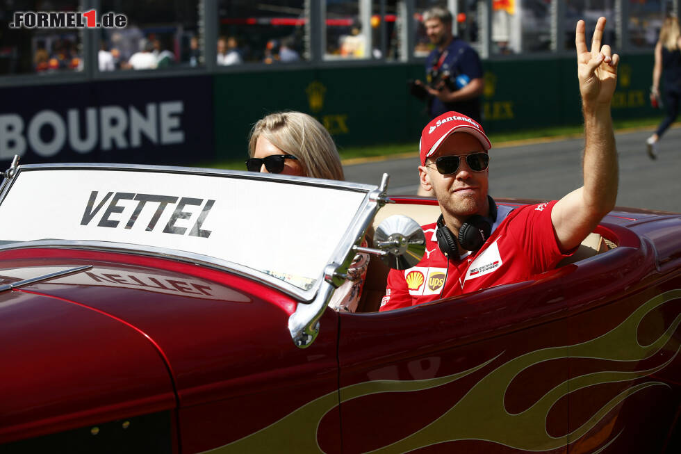 Foto zur News: Vorsehung? Vettel zeigt schon bei der Fahrerparade das Victory-Zeichen. Nach Platz zwei im Qualifying sagt er: &amp;quot;Vielleicht öffnet sich ja ein kleines Türchen... dann fahren wir rein.&amp;quot;