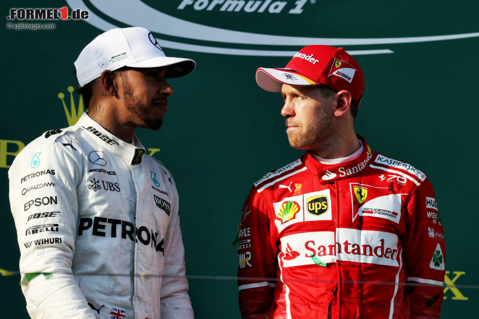 Foto zur News: Das erste Siegerfoto der Saison 2017: Sebastian Vettel gewinnt erstmals seit Singapur 2015 wieder einen Grand Prix - und das mit einem Ferrari, der dem höher eingeschätzten Mercedes-Silberpfeil mindestens ebenbürtig ist. Die neue Formel 1 hat das, was der alten jahrelang gefehlt hat: Spannung an der Spitze.