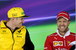 Foto zur News: Sebastian Vettel (Ferrari) und Nico Hülkenberg (Renault)