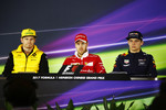 Foto zur News: Nico Hülkenberg (Renault), Sebastian Vettel (Ferrari) und Max Verstappen (Red Bull)