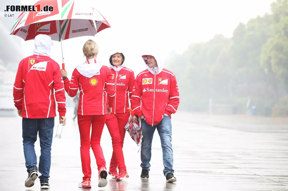 Foto zur News: Kimi Räikkönen (Ferrari) und Sebastian Vettel (Ferrari)