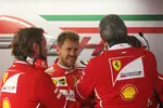 Foto zur News: Sebastian Vettel (Ferrari) und Maurizio Arrivabene