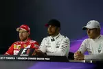 Foto zur News: Sebastian Vettel (Ferrari), Lewis Hamilton (Mercedes) und Valtteri Bottas (Mercedes)