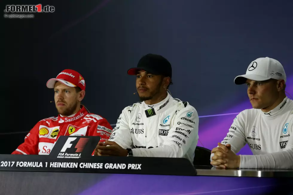 Foto zur News: Sebastian Vettel (Ferrari), Lewis Hamilton (Mercedes) und Valtteri Bottas (Mercedes)